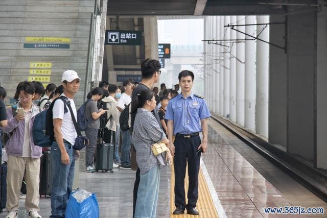 阜阳西站责任主谈主员组织搭客有序检票进站。 谷晨 摄