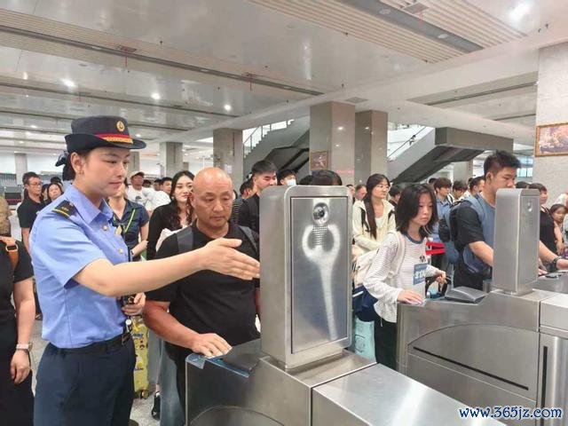阜阳西站责任主谈主员组织搭客有序检票进站。 谷晨 摄