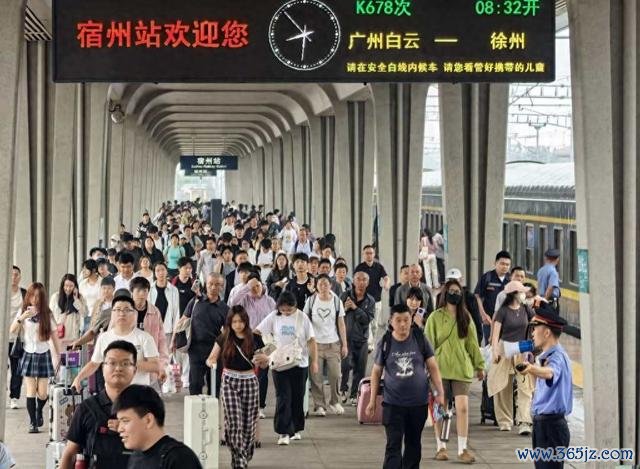 宿州站责任主谈主员在站台引导大客流安全有序乘降。 祝海侠摄